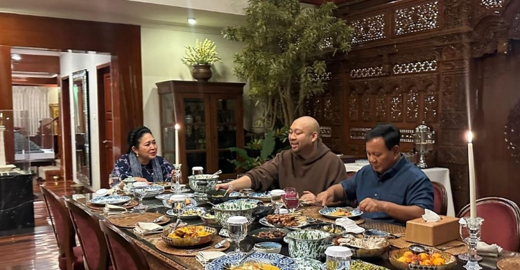 Tanpa Caption  Prabowo Posting Bukber Bareng Mbak Titiek Dan Anak –