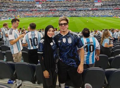 Romantis di Tribun! Potret Atta Halilintar dan Aurel Hermansyah Nonton Langsung Piala Dunia 2026 –