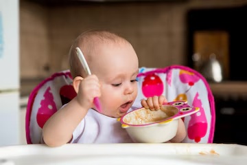 Mengenal BLW, Metode MPASI yang Bikin Bayi Belajar Makan Mandiri –