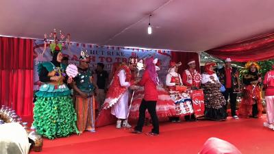 Lomba 17-an, Fashion Show dari Sampah Plastik Warnai Perayaan HUT ke-81 RI di Duren Sawitamp;nbsp; –