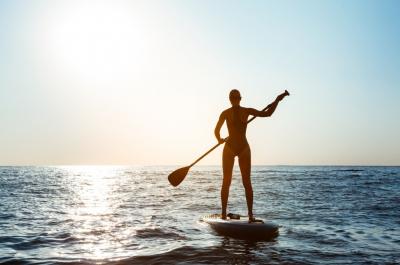 6 Tips Aman Main Paddle Board, Jangan Lupa Cek Cuaca –