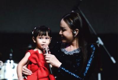 Momen Rossa Duet dengan Sang Anak di Konser Tunggal, Bikin Haru Ribuan Penonton –