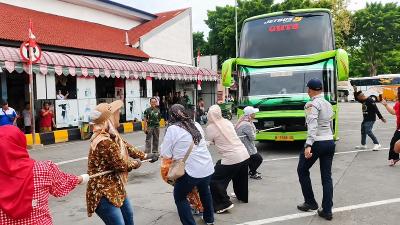 Viral! Aksi Strong Emak-emak Tarik Bus AKAP 20 Ton demi Meriahkan HUT RI –